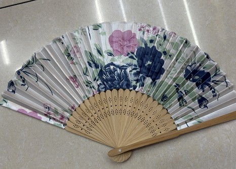 Fächer aus Bambus und Stoff 21cm zufällig gemischt ass