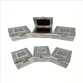 Dose 10x10x6cm Aluminium auf Holz ass INDIEN
