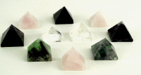 Halbedelstein Form Pyramide 3x3x2.5cm Fluorit, Rosenquarz, Quarz, Amethyst, Obsidian ass im Display