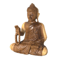 Buddha mit Malakette 30cm Suarholz hell
