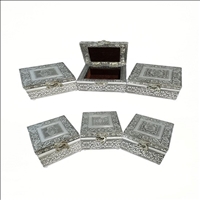 Dose 10x10x6cm Aluminium auf Holz ass INDIEN